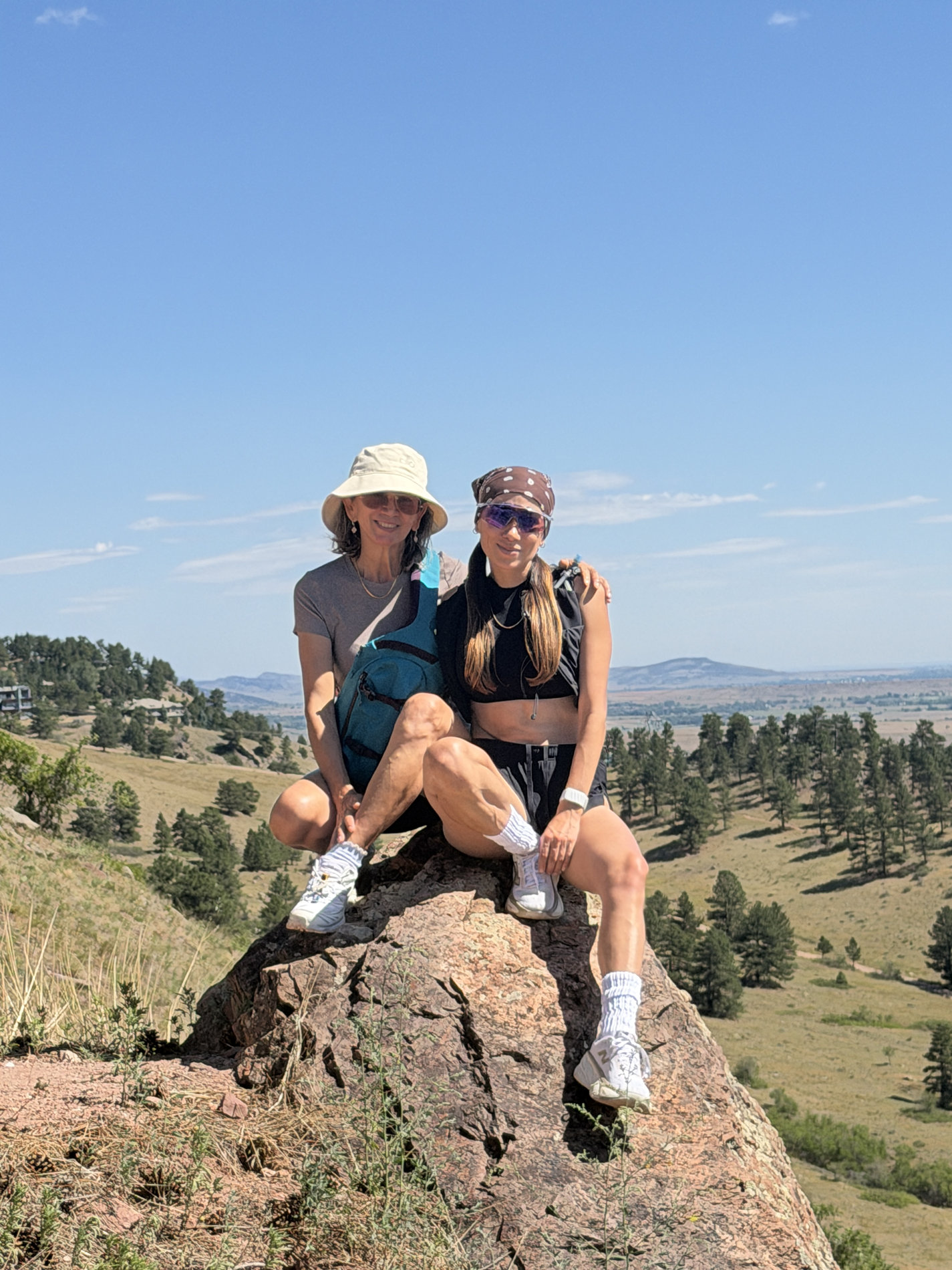 Mamá y su hija juntas en las montañas